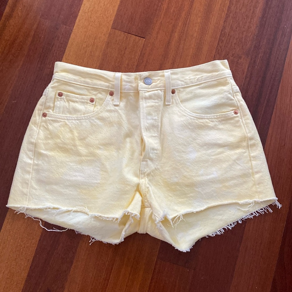 NEVER WORN. Yellow Levi’s Denim Women's Shorts